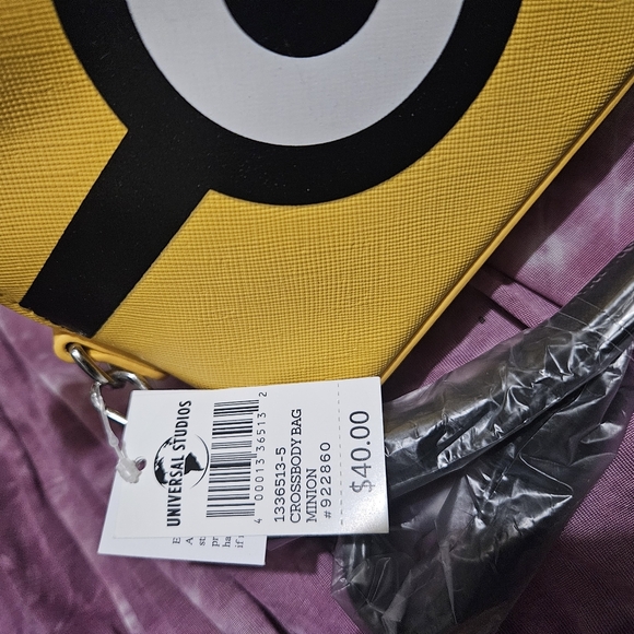 Minion crossbody purse - Picture 3 of 3